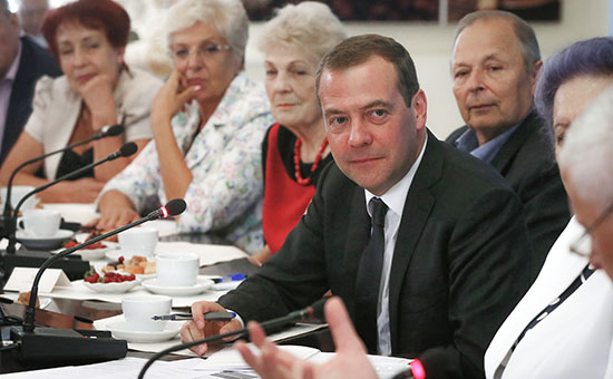 Медведев объяснил пенсионерам замену индексации пенсии на разовую выплату