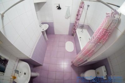 Сдам комнату  посуточно     
Комната 32 м²  в 4-к квартире  на 5 этаже  6-этажного блочного дома