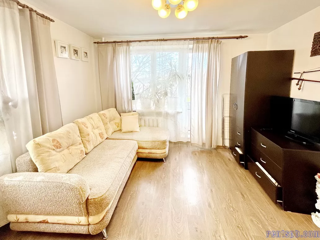 Rentspb Yellow apartment near metro Elizarovskay  for 1-5 person