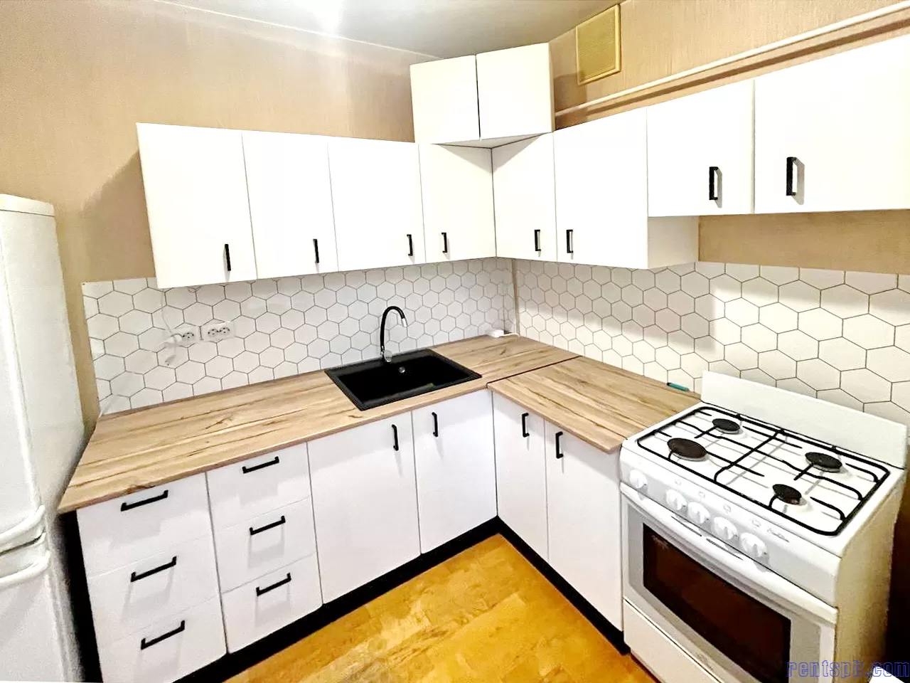 сдам квартиру у метро  Елизаровская  ул.  Пинегина 17