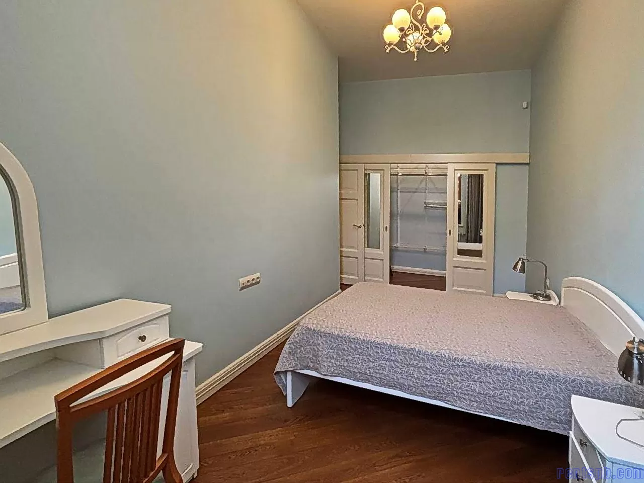 сдам у метро  в СПБ  пр-т  Чернышевского 17